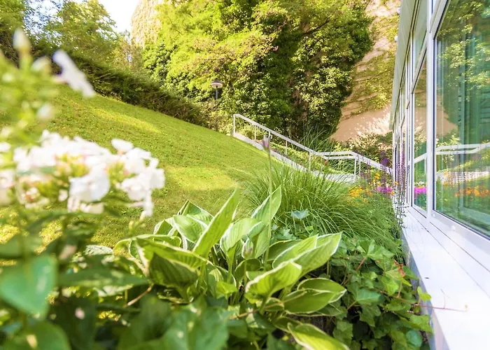 卡罗琳彩云之南酒店